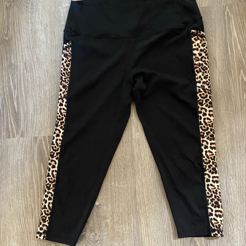 Zyia Leopard Pocket Brilliant Hi-Rise Capri - NWOT